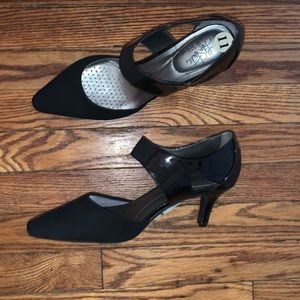 women’s black high heels NWT